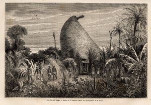La place du chef Mango, une habitation de guerrier qui se distingue par sa hauteur, la sculpture du tabou qui surmonte le toit et les piliers de la porte, ainsi que par les peaux humaines fixées sur de longs poteaux à l