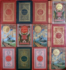 Diverses couvertures des livres de Jules Verne publiés dans les éditions Hetzel. Collection de la bibliothèque Jules Verne. Paris