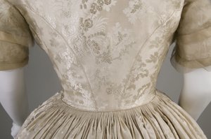Robe de mariée (détail du dos à la taille)