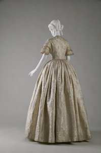 Robe de mariée (vue oblique arrière)