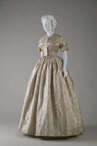 Robe de mariée (vue oblique de face)