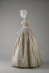 Robe de mariée (vue latérale)