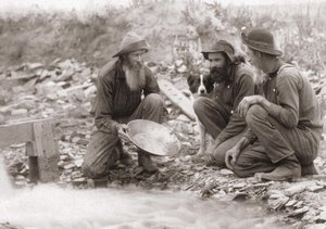 3 hommes filtrant la terre pour obtenir de l