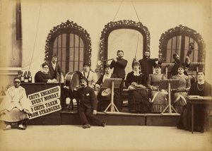 [Un groupe se produit dans la rue] - Unknown artist