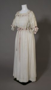 Chemise de nuit de Bertha Palmer, vers 1880 (vue oblique de face), coton blanc, dentelle, broderie et ruban de soie - Unknown artist