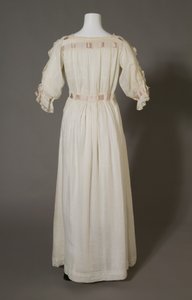 Chemise de nuit de Bertha Palmer, vers 1880, coton blanc, dentelle, broderie et ruban de soie - Unknown artist