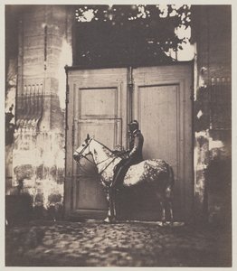 Cavalier noir devant une porte