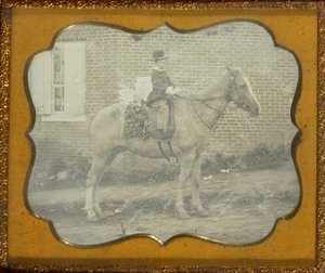 [Garçon avec un chapeau sur un cheval] - Unknown artist