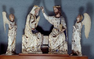 Couronnement de la Vierge. Le Christ, portant une couronne de roi, couronne la Vierge. Deux anges sont témoins. Groupe en ivoire sculpté. Fin du XIIIe siècle. Paris, Musée du Louvre - Unknown artist