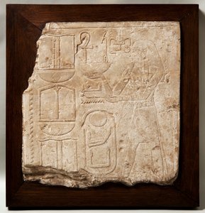 Par le relief du linteau d