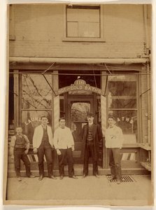[Quatre hommes et un garçon devant un établissement de bains publics]. - Unknown artist