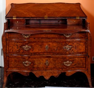 Mobilier: commode en bois de cèdre. Collection privée