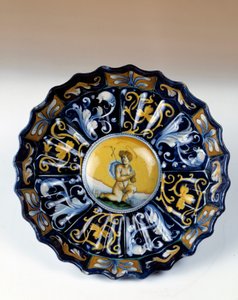 Coupe en faïence godronnée décorée d