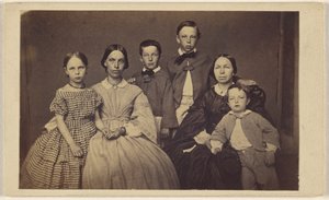 [Portrait de famille de groupe, deux femmes et quatre enfants]. - Unknown artist