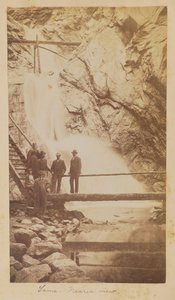 [Groupe de personnes à Seven Falls, Cheyenne Cañon, Colorado]. - Unknown artist