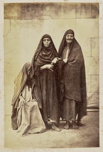 [Portrait de groupe de trois femmes]