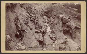 [Groupe posé sur une colline] - Unknown artist