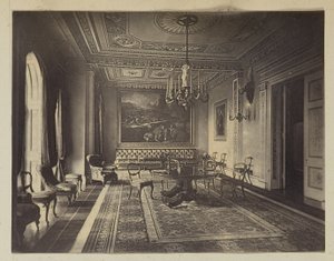 [Intérieur de la pièce]