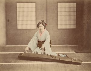 [Femme japonaise jouant du koto]