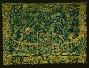 Verdure à grandes feuilles avec balustrade et oiseaux