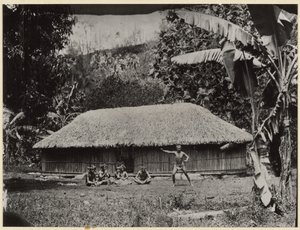 [Homme posé devant la cabane] - Unknown artist