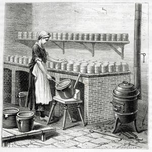 Fabrication du fromage camembert (le caillé est versé dans des moules) - dans « Les merveilles de l