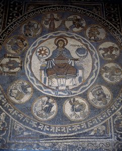 Sol en mosaïque représentant les mois de l