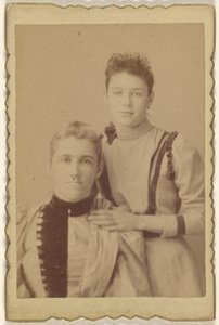 [Mère assise, fille debout] - Unknown artist