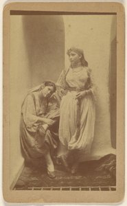 [Portrait de studio orientaliste de deux femmes].