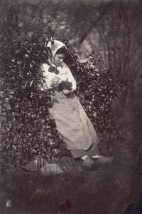 [Paysanne tenant un petit animal] - Unknown artist