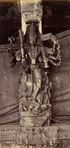 Pilier et figure, taillés dans une seule pierre. Coimbatore - Unknown artist