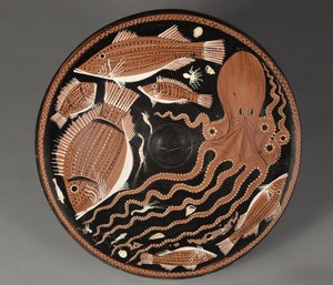 Assiette à figures rouges : poulpes, mulets, dorades, coquillages