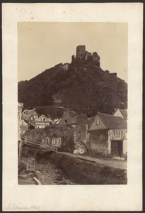 [Ruines du château surplombant la ville] - Unknown artist