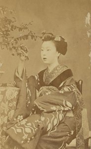 [Femme japonaise assise]