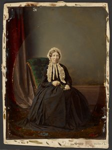 [Femme assise avec bonnet]
