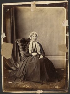 [Femme assise avec bonnet]