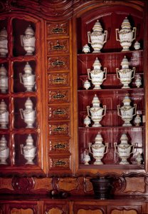 Vitrine et pots d