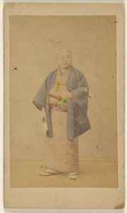 Le docteur japonais, en costume d
