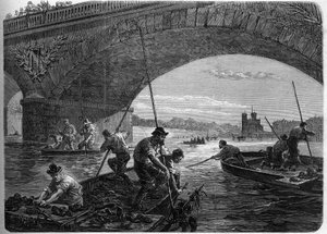 La Commune de Paris en 1871. Pêche des armes jetées dans la Seine sous le pont d