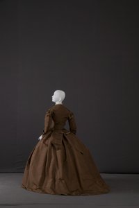 Robe de trousseau (vue oblique arrière) - Unknown artist