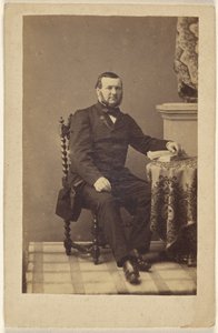 [Homme barbu non identifié, assis]