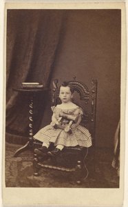 [Petite fille non identifiée tenant un cheval de bois, assise]. - Unknown artist