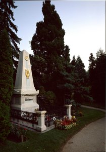 Vue de la tombe du compositeur allemand Ludwig van Beethoven (1770-1827) au cimetière central de Vienne (Zentralfriedhof), Autriche
