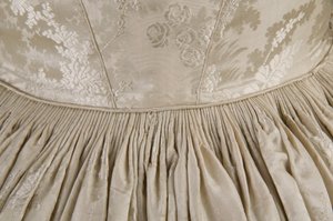 Robe de mariée (détail du dos à la taille) - Unknown artist