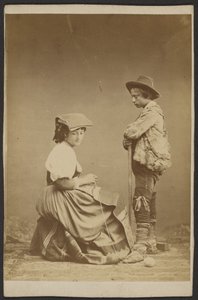 [Femme cousant sous le regard d