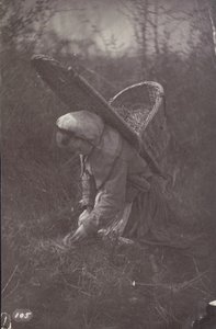[Femme avec un panier sur le dos] - Unknown artist