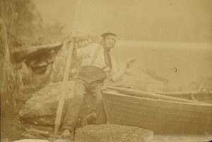 [Homme posant à côté d