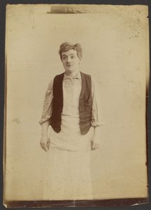 [Homme portant un gilet et un tablier] - Unknown artist/maker