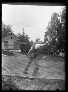 Paul Simberg joue au tennis au manoir de Niemenlautan - Unknown artist/maker