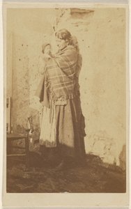 [Femme non identifiée portant un châle et tenant un bébé]. - Unknown artist/maker